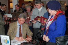 Bytom - listopad 2007 - Hrabia Hans Ulryk Schaffgotsch podpisuje książkę